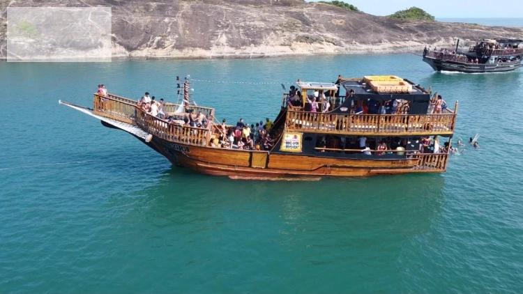 passeio de barco com escorregador 